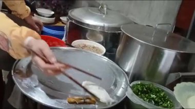 Vietnamlı kadın pirinç keki yapıyor.