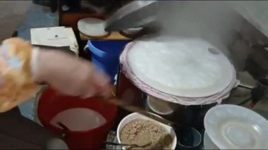 Vietnamlı kadın pirinç keki yapıyor.