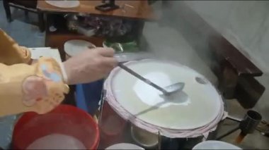 Vietnamlı kadın pirinç keki yapıyor.