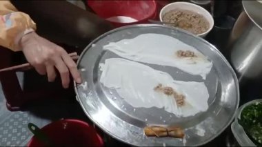 Vietnamlı kadın pirinç keki yapıyor.