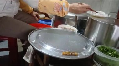 Vietnamlı kadın pirinç keki yapıyor.