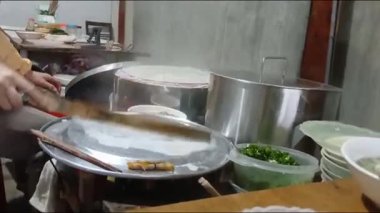 Vietnamlı kadın pirinç keki yapıyor.