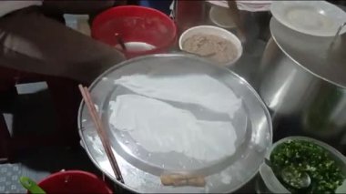 Vietnamlı kadın pirinç keki yapıyor.