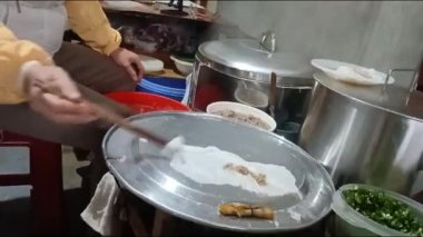 Vietnamlı kadın pirinç keki yapıyor.