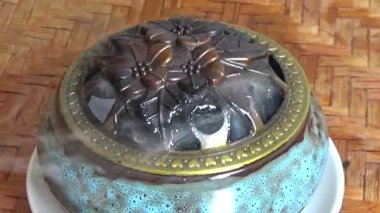 Tütsü yakan, tütsülenmiş, kalın duman çıkaran bir ocak.