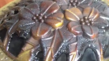 Tütsü yakan, tütsülenmiş, kalın duman çıkaran bir ocak.