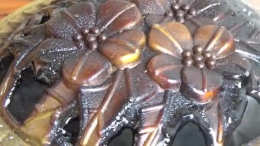 Tütsü yakan, tütsülenmiş, kalın duman çıkaran bir ocak.