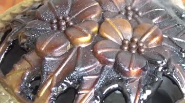 Tütsü yakan, tütsülenmiş, kalın duman çıkaran bir ocak.