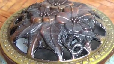 Tütsü yakan, tütsülenmiş, kalın duman çıkaran bir ocak.