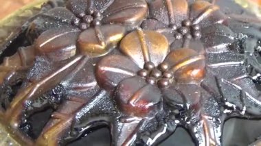 Tütsü yakan, tütsülenmiş, kalın duman çıkaran bir ocak.