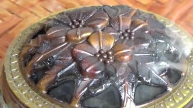 Tütsü yakan, tütsülenmiş, kalın duman çıkaran bir ocak.