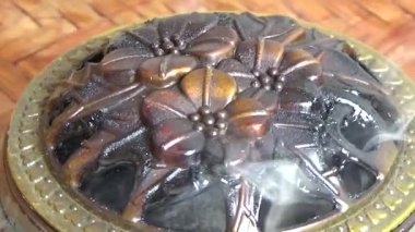 Tütsü yakan, tütsülenmiş, kalın duman çıkaran bir ocak.