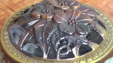 Tütsü yakan, tütsülenmiş, kalın duman çıkaran bir ocak.