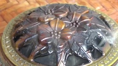 Tütsü yakan, tütsülenmiş, kalın duman çıkaran bir ocak.