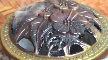 Tütsü yakan, tütsülenmiş, kalın duman çıkaran bir ocak.