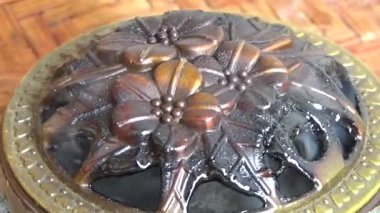 Tütsü yakan, tütsülenmiş, kalın duman çıkaran bir ocak.