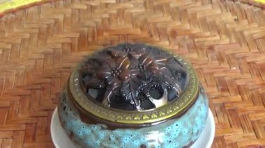 Tütsü yakan, tütsülenmiş, kalın duman çıkaran bir ocak.