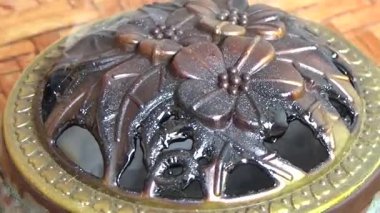 Tütsü yakan, tütsülenmiş, kalın duman çıkaran bir ocak.