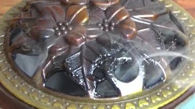 Tütsü yakan, tütsülenmiş, kalın duman çıkaran bir ocak.