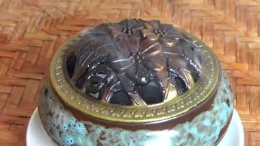 Tütsü yakan, tütsülenmiş, kalın duman çıkaran bir ocak.