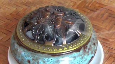 Tütsü yakan, tütsülenmiş, kalın duman çıkaran bir ocak.