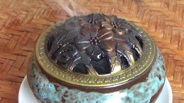 Tütsü yakan, tütsülenmiş, kalın duman çıkaran bir ocak.