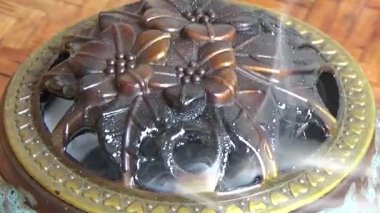 Tütsü yakan, tütsülenmiş, kalın duman çıkaran bir ocak.