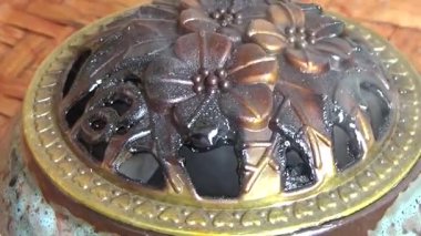 Tütsü yakan, tütsülenmiş, kalın duman çıkaran bir ocak.