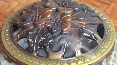 Tütsü yakan, tütsülenmiş, kalın duman çıkaran bir ocak.