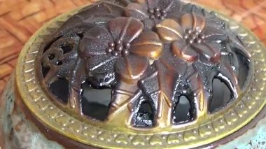 Tütsü yakan, tütsülenmiş, kalın duman çıkaran bir ocak.