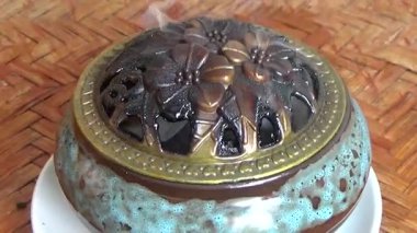 Tütsü yakan, tütsülenmiş, kalın duman çıkaran bir ocak.