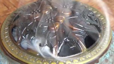 Tütsü yakan, tütsülenmiş, kalın duman çıkaran bir ocak.