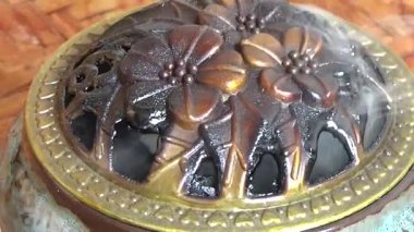 Tütsü yakan, tütsülenmiş, kalın duman çıkaran bir ocak.