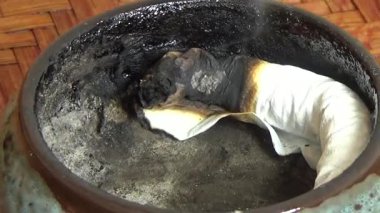 Tütsü yakan, tütsülenmiş, kalın duman çıkaran bir ocak.