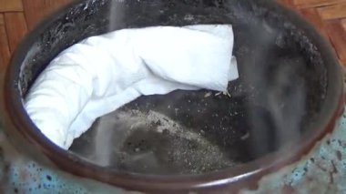 Tütsü yakan, tütsülenmiş, kalın duman çıkaran bir ocak.