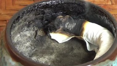 Tütsü yakan, tütsülenmiş, kalın duman çıkaran bir ocak.