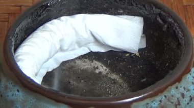 Tütsü yakan, tütsülenmiş, kalın duman çıkaran bir ocak.