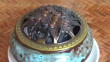 Tütsü yakan, tütsülenmiş, kalın duman çıkaran bir ocak.