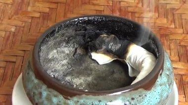 Tütsü yakan, tütsülenmiş, kalın duman çıkaran bir ocak.