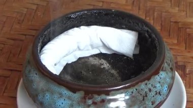 Tütsü yakan, tütsülenmiş, kalın duman çıkaran bir ocak.