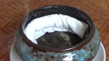 Tütsü yakan, tütsülenmiş, kalın duman çıkaran bir ocak.