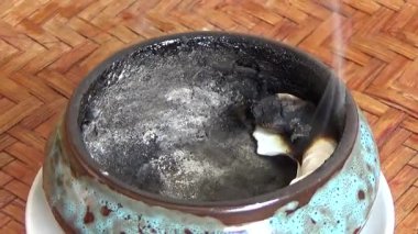 Tütsü yakan, tütsülenmiş, kalın duman çıkaran bir ocak.