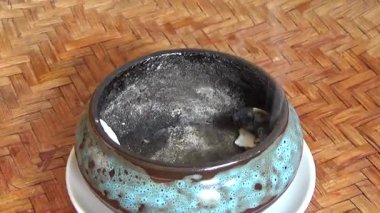 Tütsü yakan, tütsülenmiş, kalın duman çıkaran bir ocak.