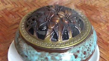 Tütsü yakan, tütsülenmiş, kalın duman çıkaran bir ocak.