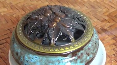 Tütsü yakan, tütsülenmiş, kalın duman çıkaran bir ocak.