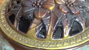 Tütsü yakan, tütsülenmiş, kalın duman çıkaran bir ocak.