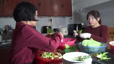 9 Şubat 2026. Chu Van An, Hai Phong, Vietnam. Betel yaprakları ve fındıklar. Kadın betel fındığı hazırlıyor.