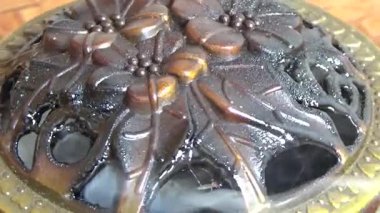 Tütsü yakan, tütsülenmiş, kalın duman çıkaran bir ocak.