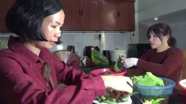 9 Şubat 2026. Chu Van An, Hai Phong, Vietnam. Betel yaprakları ve fındıklar. Kadın betel fındığı hazırlıyor.