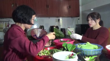 9 Şubat 2026. Chu Van An, Hai Phong, Vietnam. Betel yaprakları ve fındıklar. Kadın betel fındığı hazırlıyor.